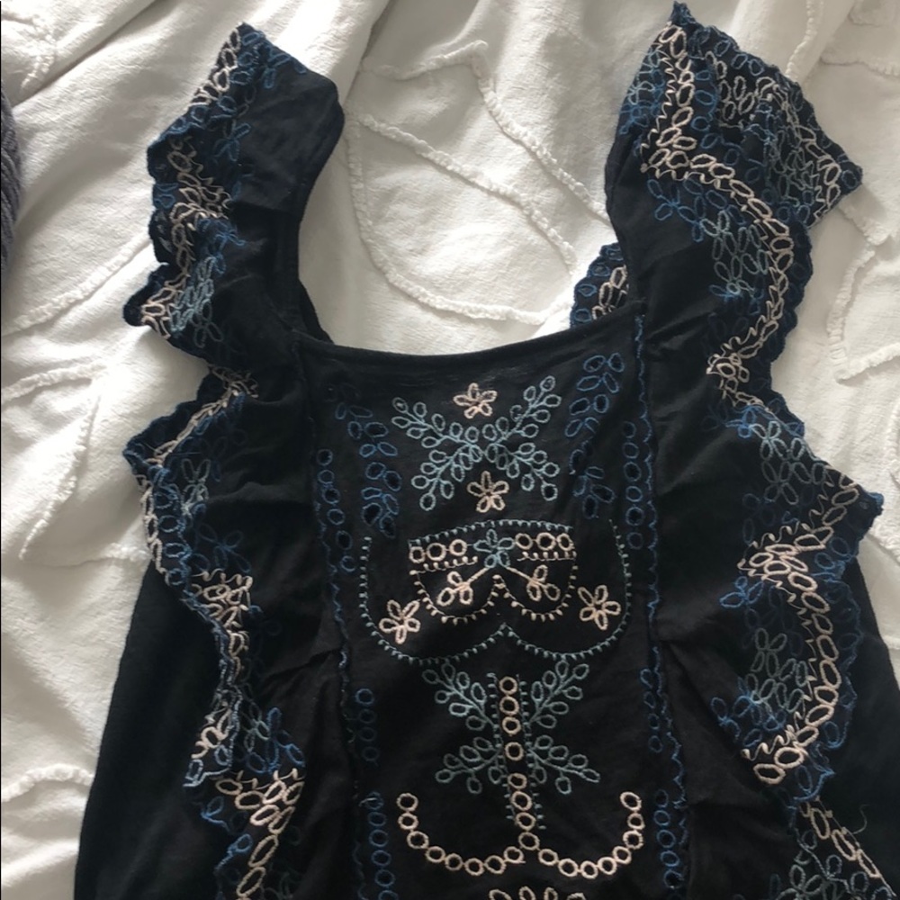 Cute and light blue sleeveless top